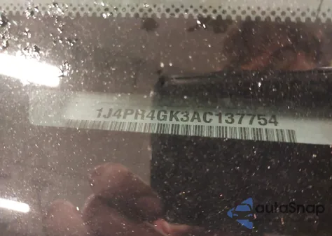 2010 Jeep Grand Cherokee Laredo z USA, uszkodzony, nr VIN 1J4PR4GK3AC137754